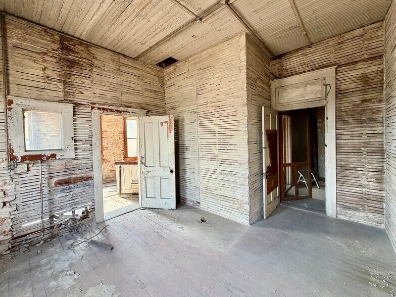 More Photos Of 100 S Main St, Yazoo City Flex For Sale
