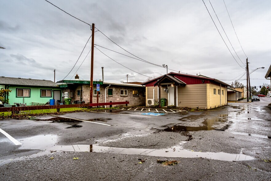 More Photos Of 502 E Whiteaker Ave, Cottage Grove Medical For Sale