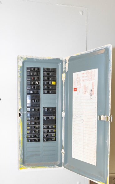 More Photos Of 115 W Saratoga St, Baltimore Storefront Retail Residential For Sale