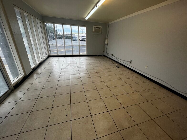 More Photos Of 8610 N Suwanee Ave, Tampa General Retail For Sale