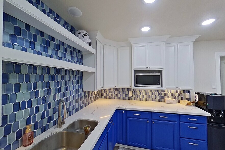 More Photos Of 26519 Oak Ridge Dr, Spring Storefront Retail Office For Sale