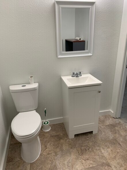 More Photos Of 6209-6213 Grissom Rd, San Antonio Self Storage For Lease