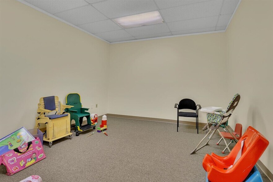 More Photos Of 32 E Hampton Rd, Marlborough Freestanding For Lease
