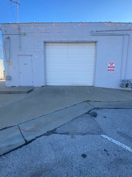 More Photos Of 5805-5809 Merriam Dr, Merriam Showroom For Lease