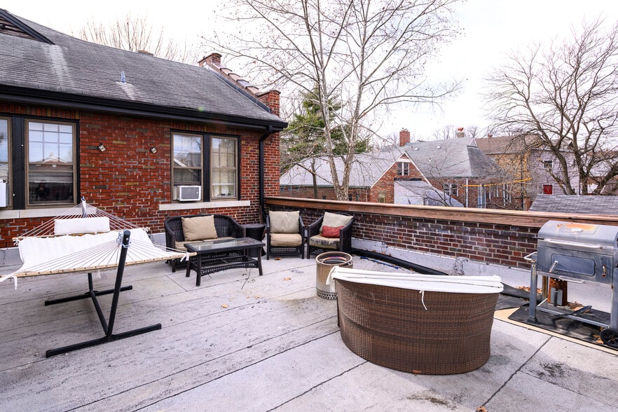 More Photos Of 5001 Pernod Ave, Saint Louis Flex For Sale