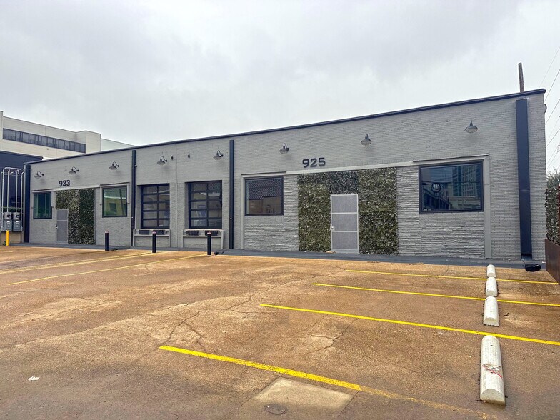 Primary Photo Of 923-925 Slocum St, Dallas Flex For Sale