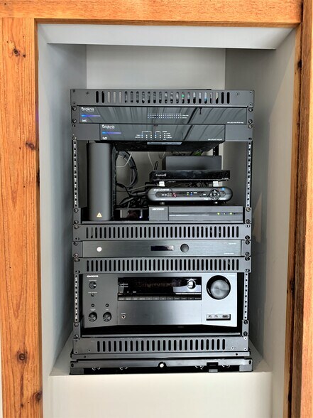 More Photos Of 2108-2260 Ferry Rd, Naperville Showroom For Sale