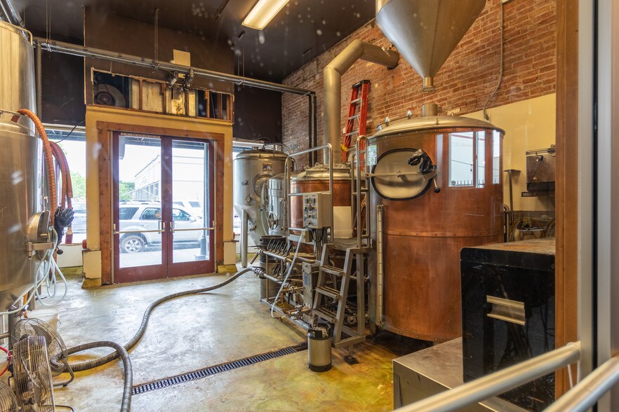 More Photos Of 102 S State St, Ukiah Storefront Retail Office For Sale