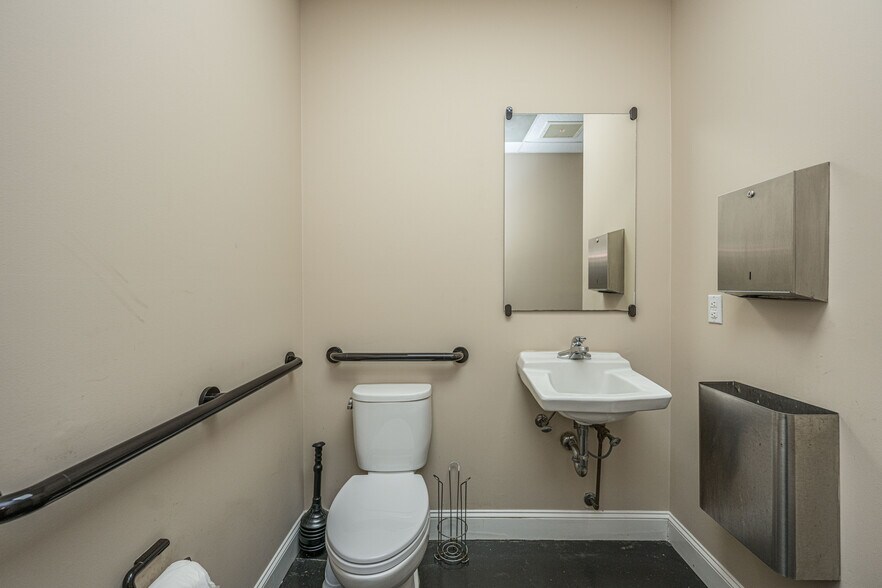 More Photos Of 234 Mathis Ferry Rd, Mount Pleasant Office For Lease