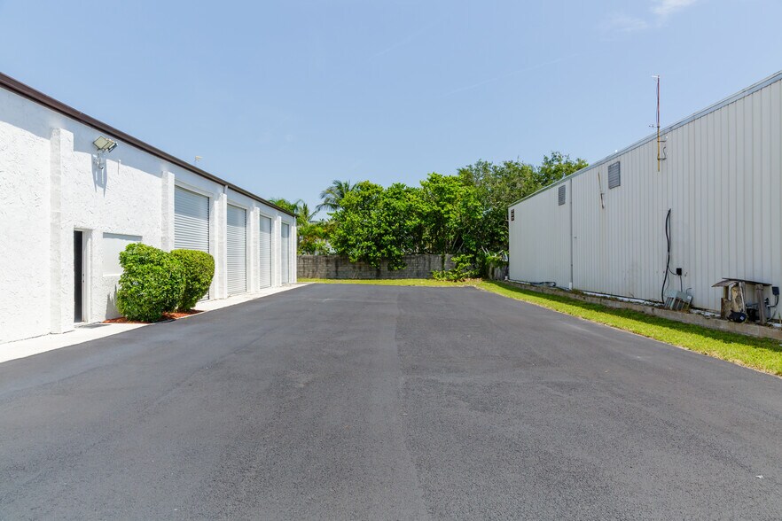 More Photos Of 128 Tomahawk Dr, Indian Harbour Beach Warehouse For Sale
