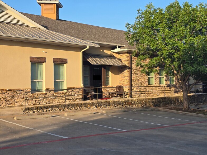 More Photos Of 1011 Surrey Ln, Flower Mound Office For Lease