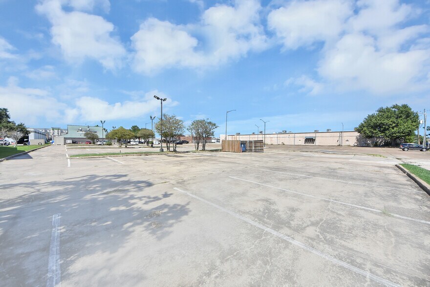 More Photos Of 1563 Live Oak St, Webster Office For Sale