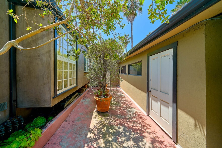 More Photos Of 1321-1325 Abbot Kinney Blvd, Venice Freestanding For Sale
