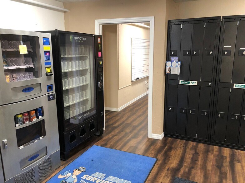 More Photos Of 12155 Metro Pky, Fort Myers Showroom For Lease