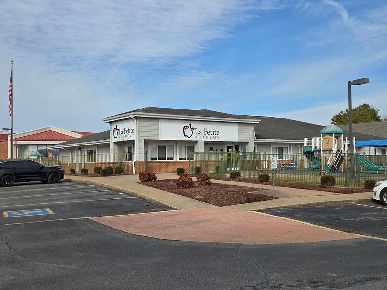 Primary Photo Of 1101 Wilkinson Trce, Bowling Green Specialty For Sale