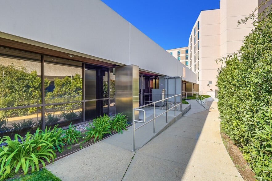 More Photos Of 5947-5951 Variel Ave, Woodland Hills Office For Sale