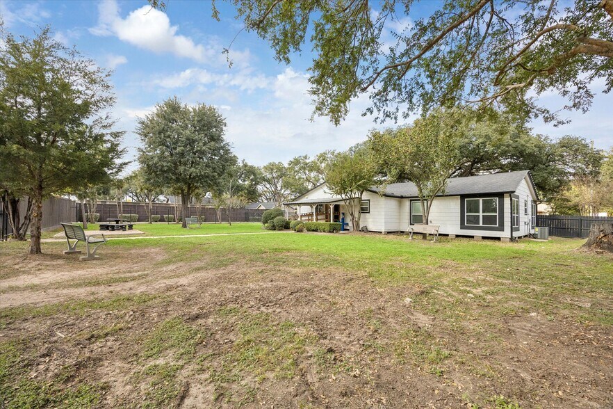 More Photos Of 5225 E 5th St, Katy Light Manufacturing For Sale