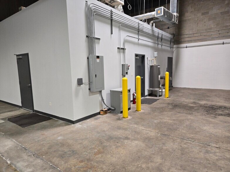 More Photos Of 2900 Titan Row, Orlando Warehouse For Lease