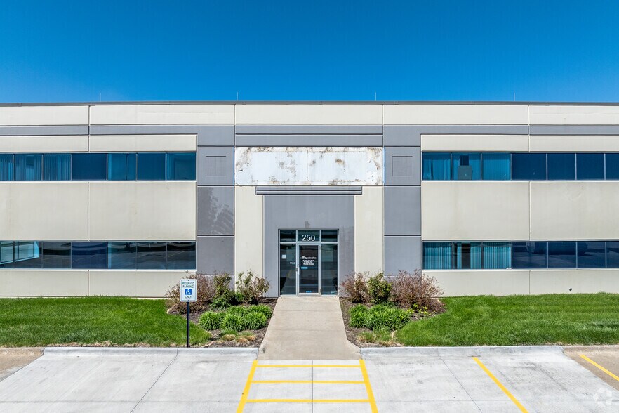 More Photos Of 250 NW 10th St, Waukee Warehouse For Sale