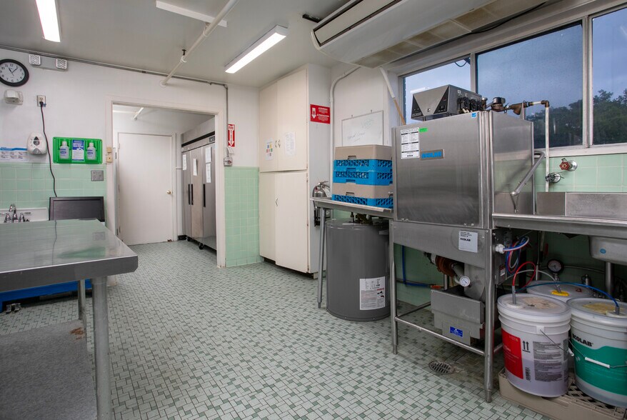 More Photos Of 707 N Waldrip St, Grand Saline Hospital For Lease