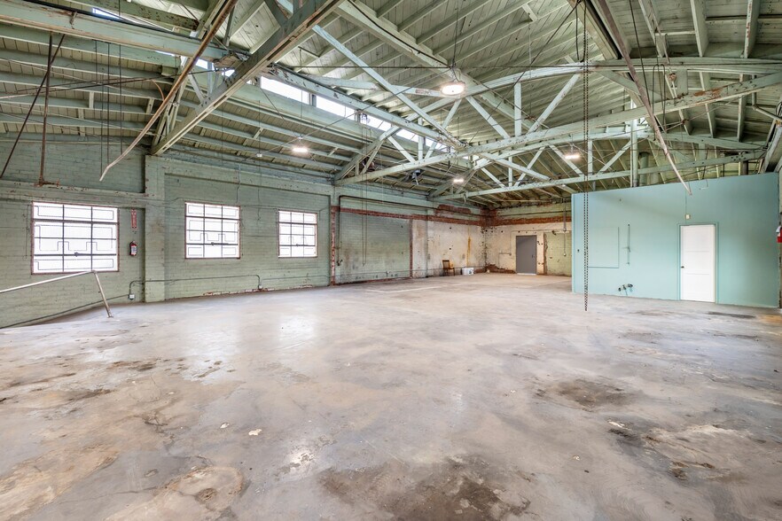 More Photos Of 320 S La Brea Ave, Inglewood Freestanding For Lease