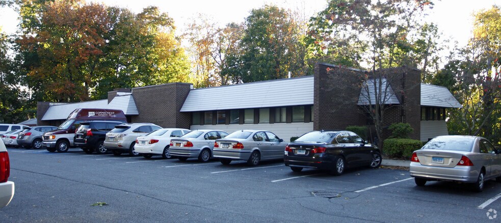 More Photos Of 2 1/2 Dearfield Dr, Greenwich Medical For Lease