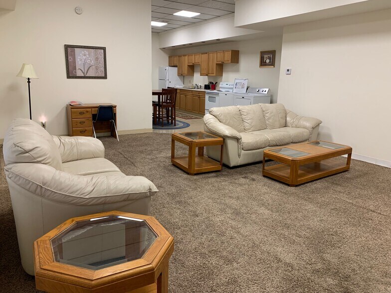 More Photos Of 301 S 7th St, Quincy Light Distribution For Sale