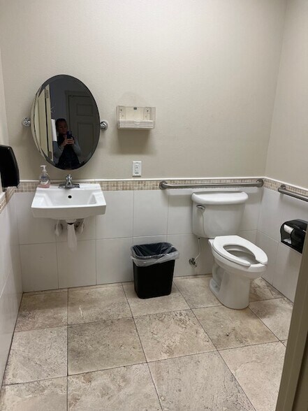 More Photos Of 3920 Bee Ridge Rd, Sarasota Medical For Lease