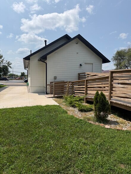 More Photos Of 2009 Buchanan St, North Kansas City Office Residential For Lease
