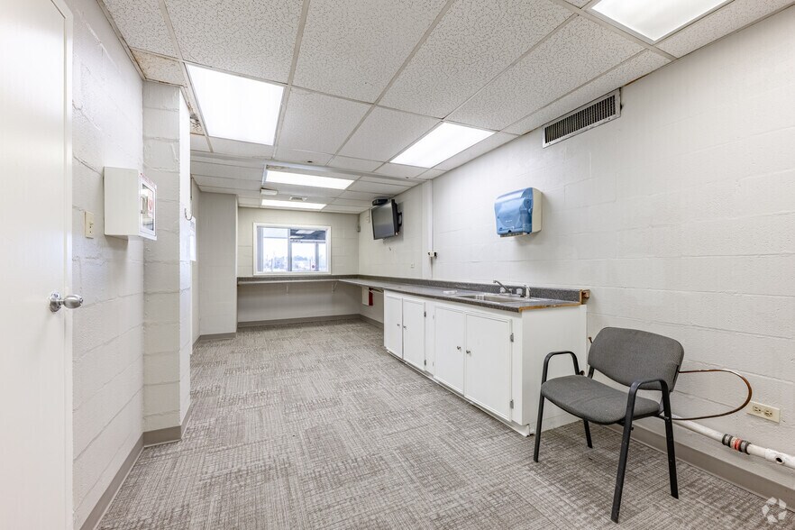More Photos Of 403 W Admiral Doyle Dr, New Iberia Distribution For Sale