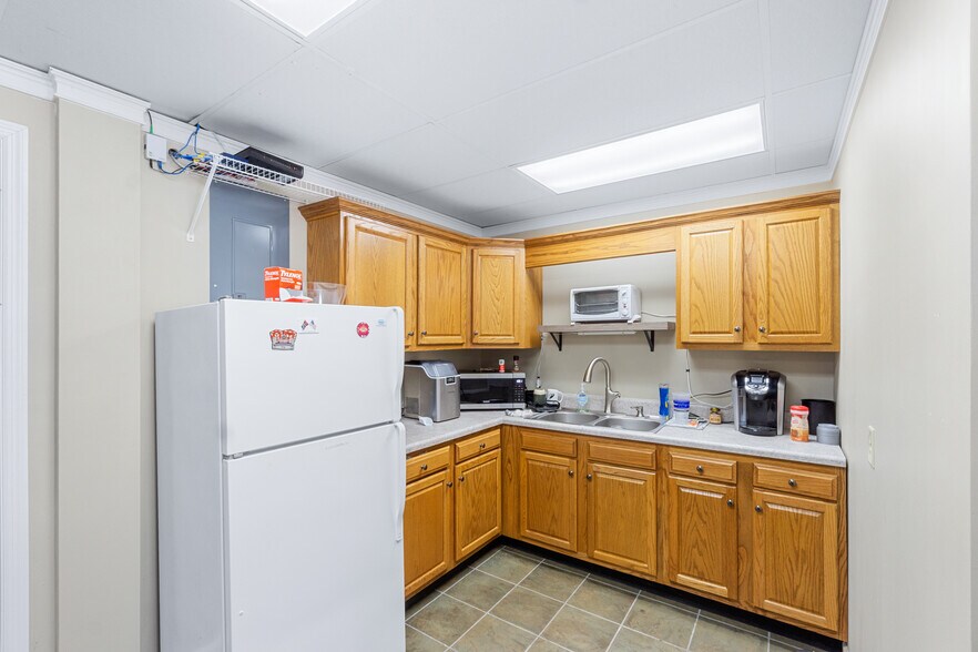 More Photos Of 3565 Main St, Jasper Office For Sale