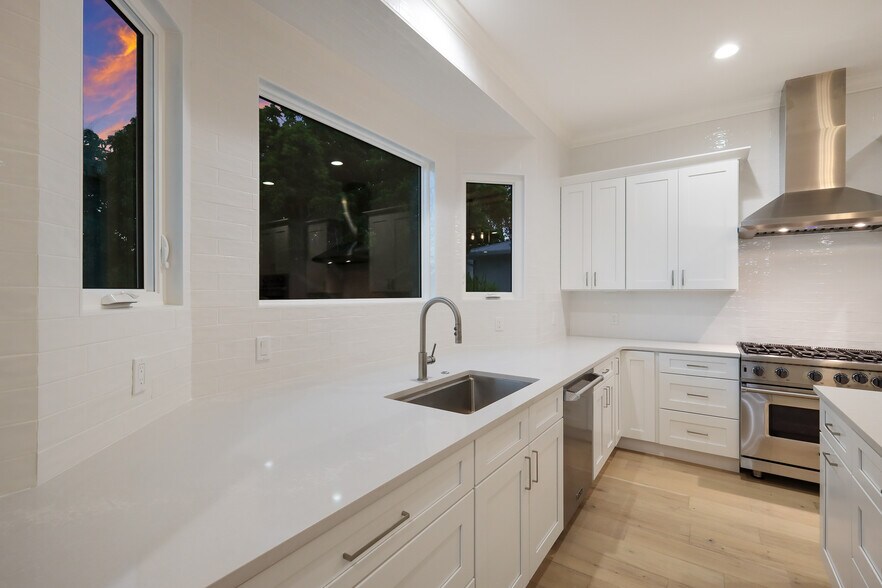 More Photos Of 1718 Bay St, Sarasota Specialty For Sale