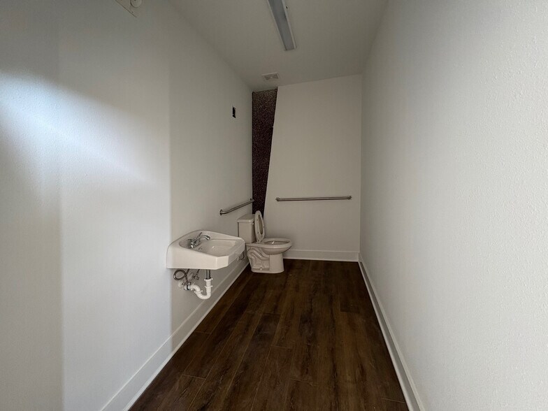 More Photos Of 18700 Becker Rd, Hockley Unknown For Lease