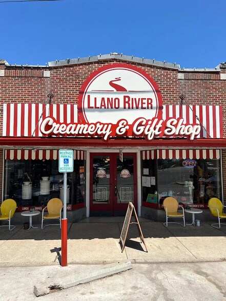 More Photos Of 107 W Main St, Llano Bar For Sale