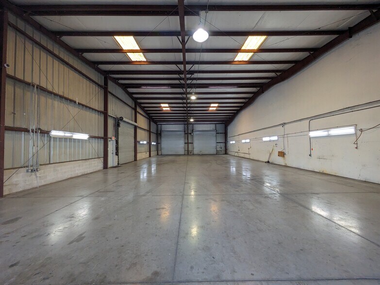 More Photos Of 3221 59th Dr E, Bradenton Warehouse For Lease