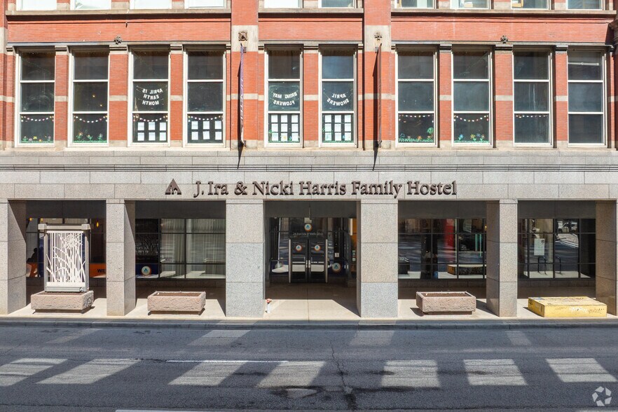 More Photos Of 24 E Ida B Wells Dr, Chicago Hospitality For Lease