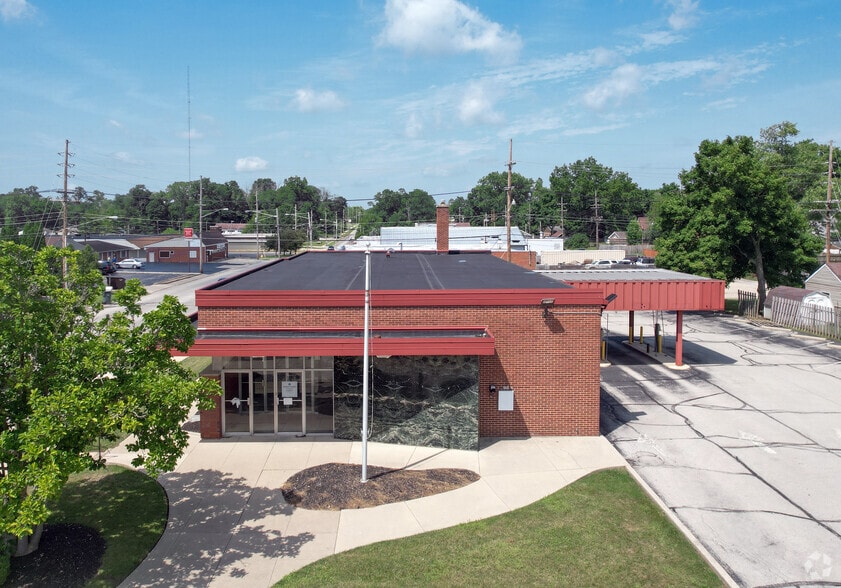 More Photos Of 2 NW 18th St, Richmond Bank For Lease