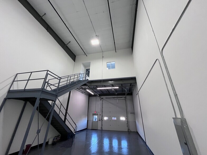 More Photos Of 106 Ledge Rd, Seabrook Warehouse For Lease