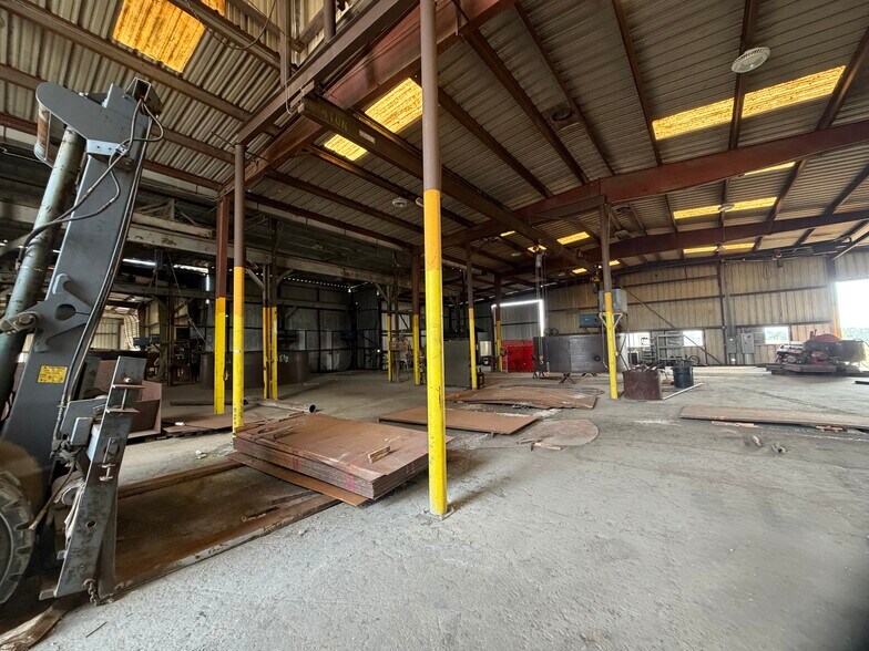 More Photos Of 2400 E Pierce St, Luling Warehouse For Sale