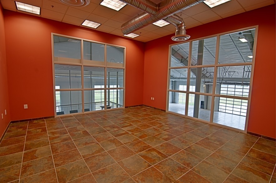 More Photos Of 225 Hess Rd, Grasonville Light Distribution For Sale