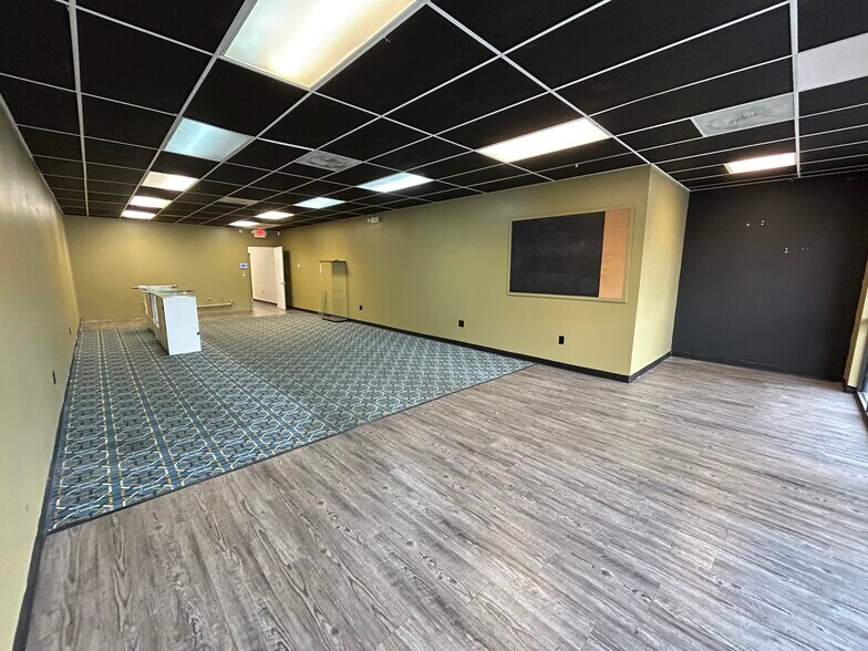 More Photos Of 1315-1325 W Sunshine St, Springfield Storefront For Lease
