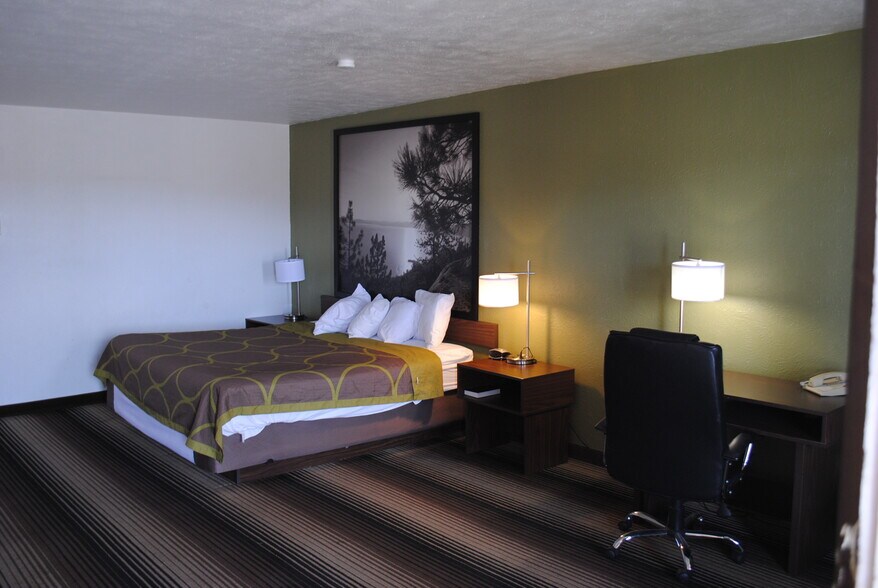 More Photos Of 930 6th St, Wells Hotel For Sale