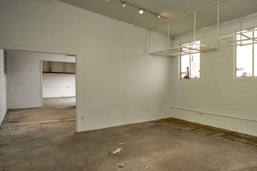 More Photos Of 3641-3645 10th Ave, Los Angeles Showroom For Lease