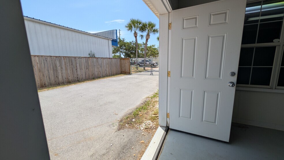 More Photos Of 515 Mountain Dr, Destin Flex For Lease
