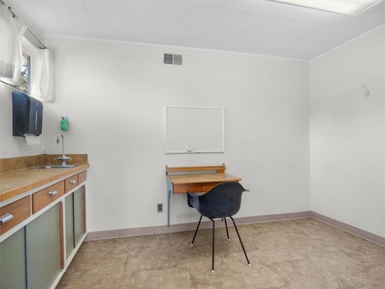More Photos Of 5973 Walworth Rd, Ontario Medical For Sale