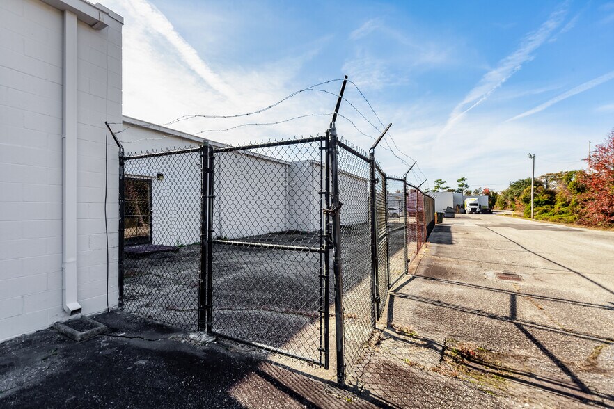 More Photos Of 3302-3338 Highway 17 S, North Myrtle Beach Storefront For Lease