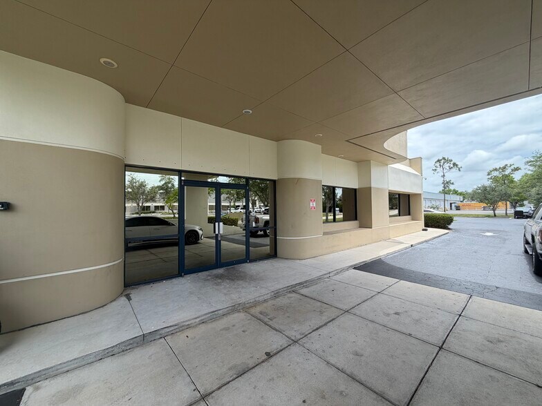 More Photos Of 10061 Amberwood Rd, Fort Myers Flex For Lease