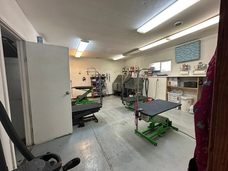 More Photos Of 945 Alder Dr N, Salem Office For Lease