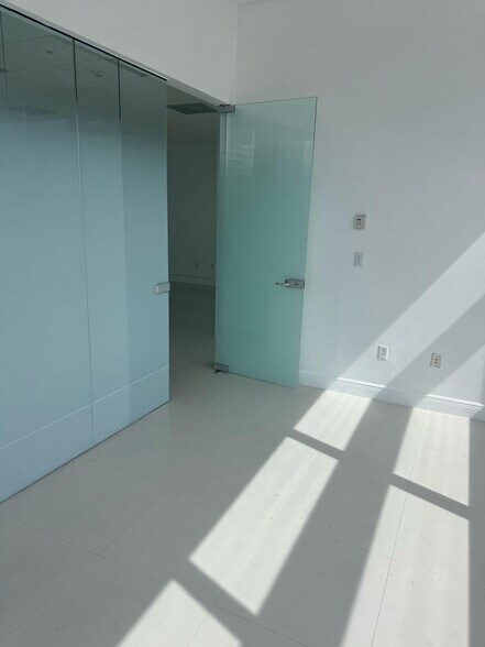 More Photos Of 175 SW 7th St, Miami Medical For Sale