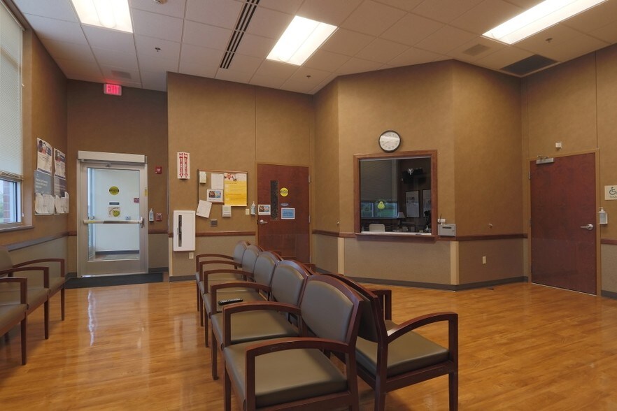 More Photos Of 2550-2586 W Fabyan Pky, Batavia Medical For Lease